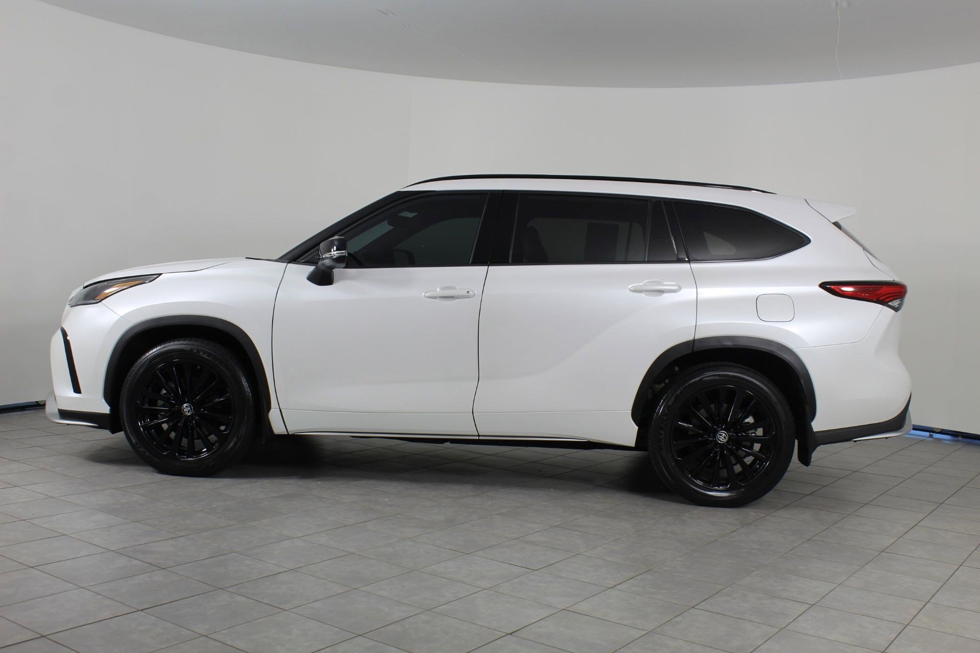 2023 Toyota Highlander XSE photo 2