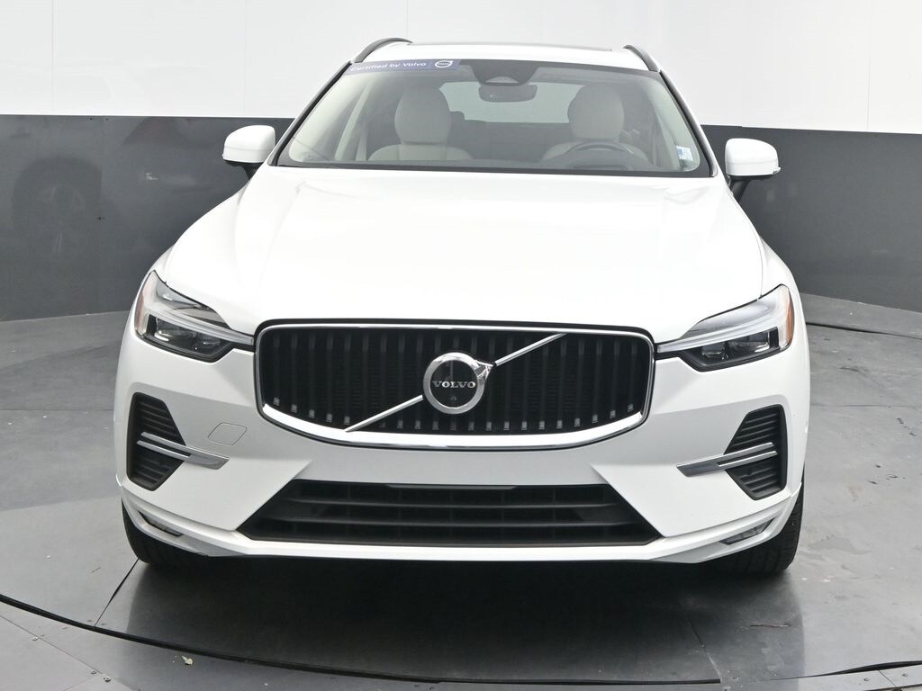 2022 Volvo XC60 B5 Momentum photo 2