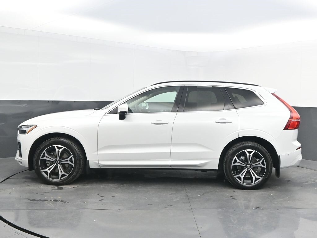2022 Volvo XC60 B5 Momentum photo 3