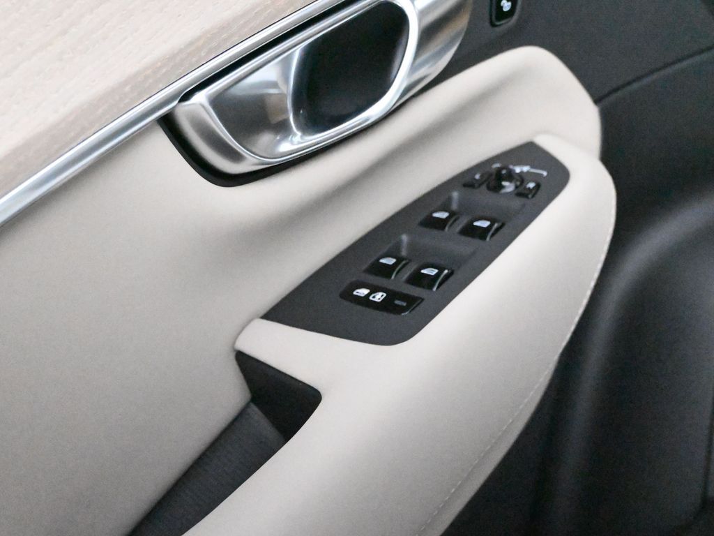 2026 Volvo XC90 Plus - Photo 11