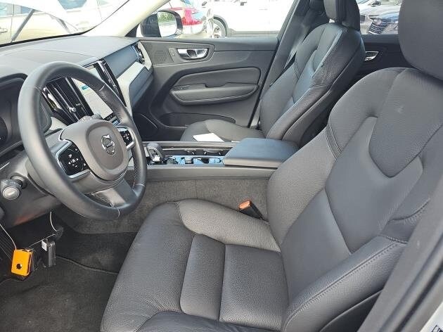 2025 Volvo XC60 B5 Plus photo 3