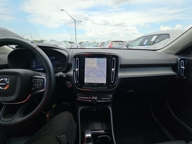 2025 Volvo XC40 Plus photo 3