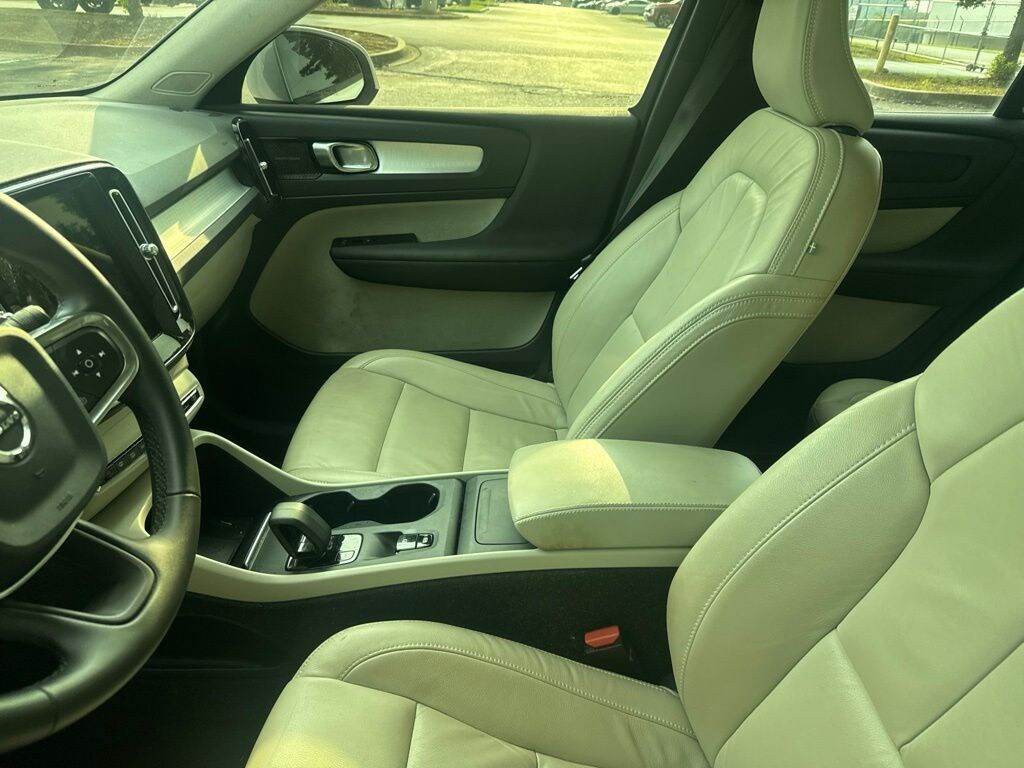 Used 2022 Volvo XC40 Momentum SUV