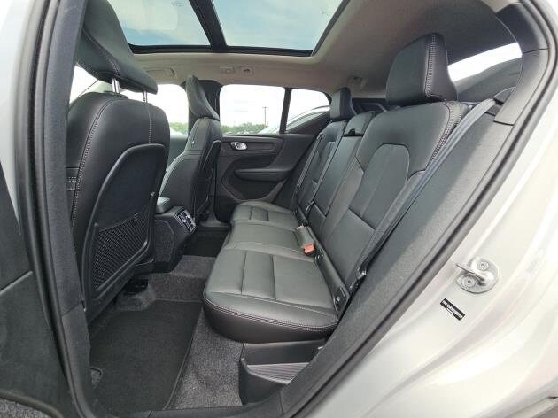 2025 Volvo XC40 Plus photo 4