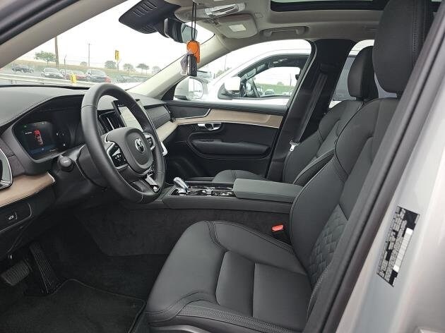 2025 Volvo XC90 B5 Plus photo 2