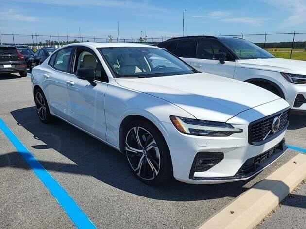 2024 Volvo S60 B5 Plus photo 2