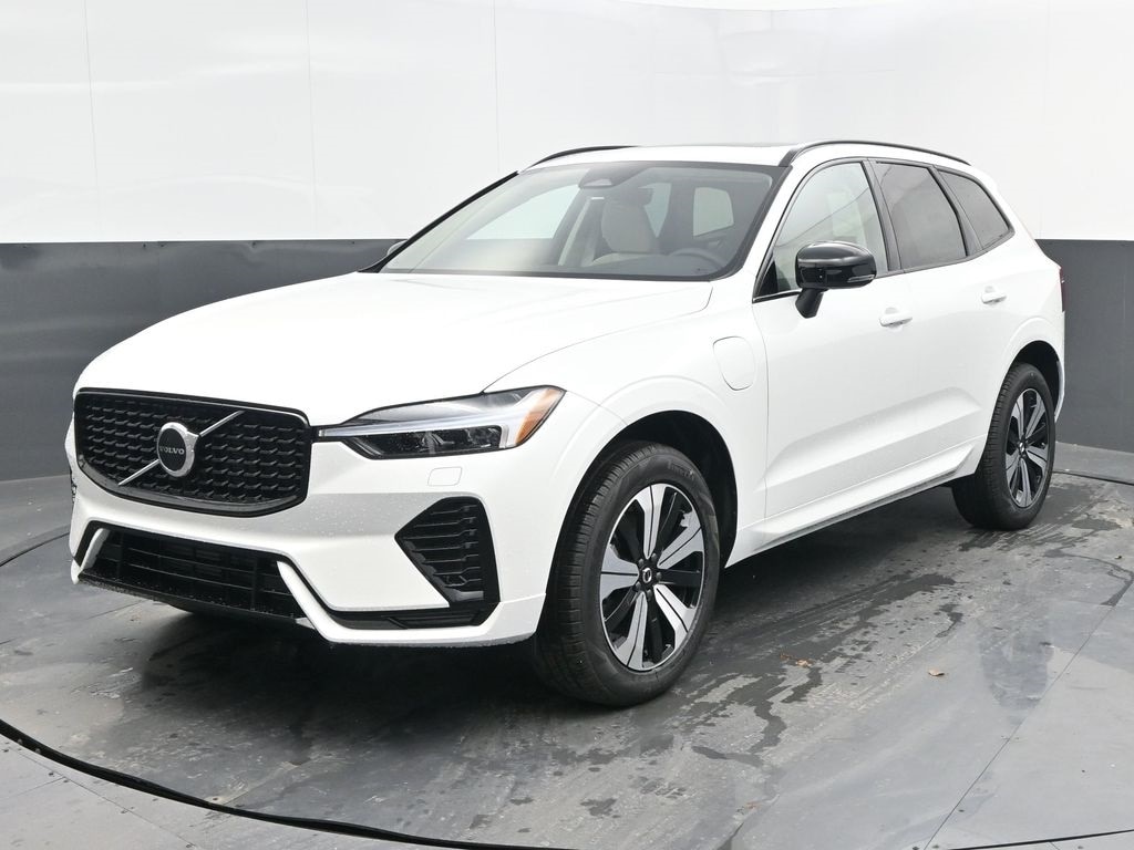 2025 Volvo XC60 Hybrid T8 Core photo 3
