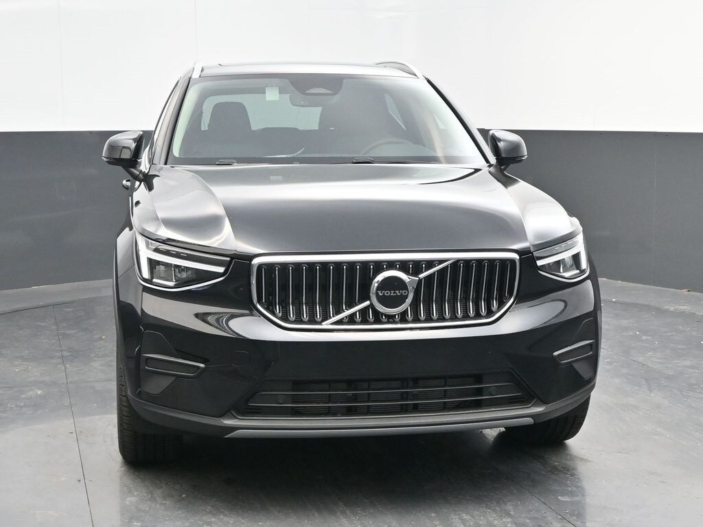 2025 Volvo XC40 Core photo 2