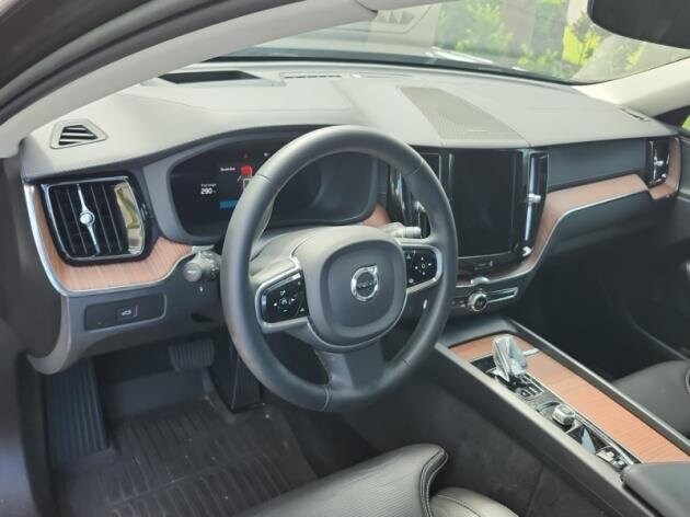 2023 Volvo XC60 B5 Ultimate photo 3