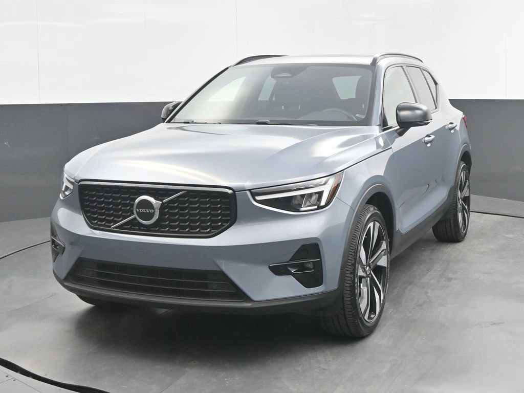 2023 Volvo XC40 B5 Plus Dark Theme SUV