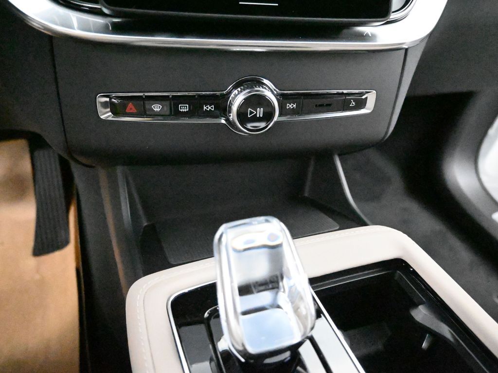 2026 Volvo XC90 Plus - Photo 23