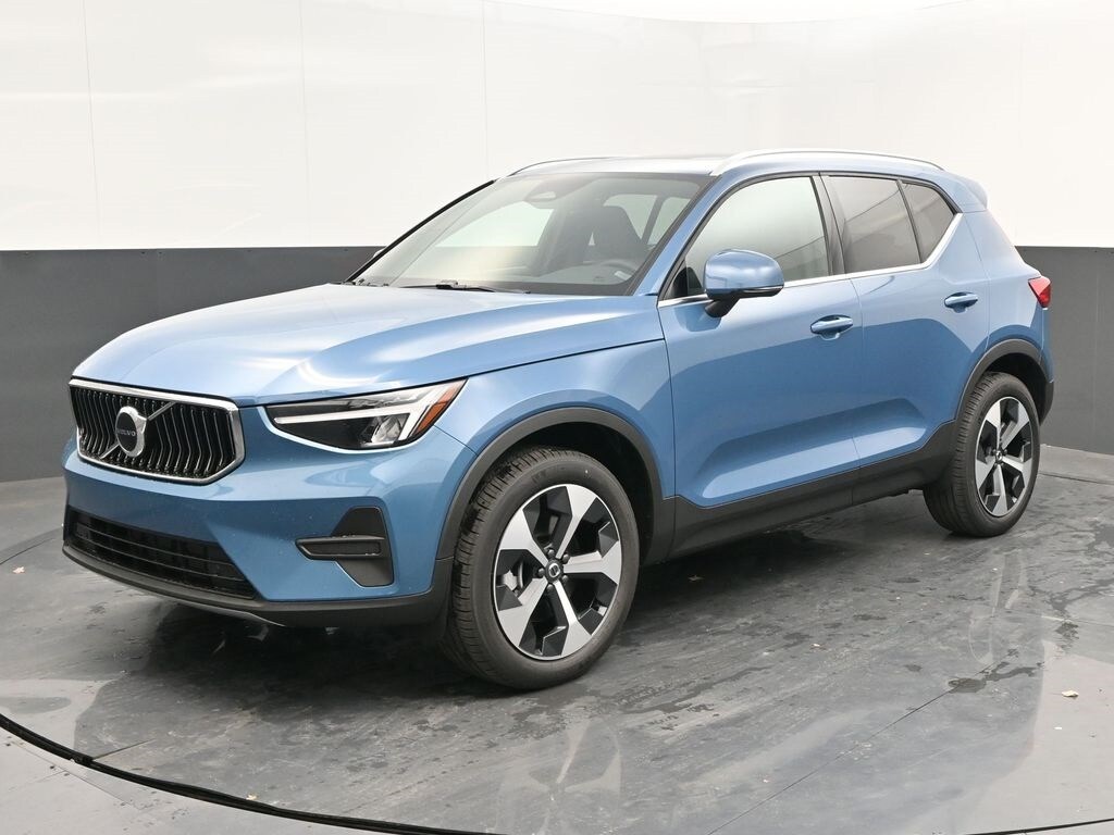 2025 Volvo XC40 Core photo 3