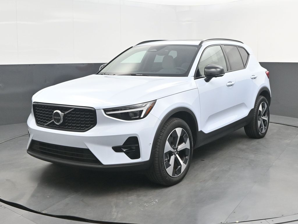 2026 Volvo XC40 B5 Plus Dark AWD's photo
