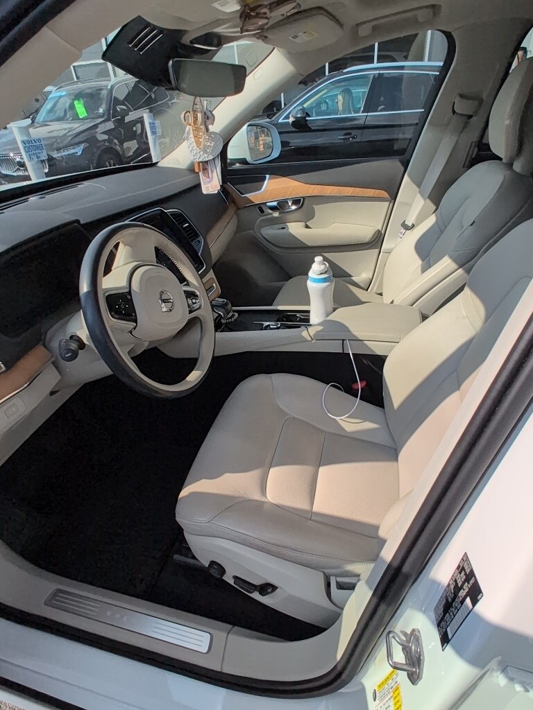 2022 Volvo XC90 T6 Momentum photo 3