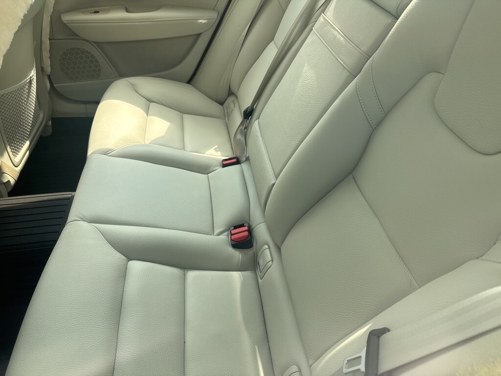 2017 Volvo S90 T5 Momentum photo 2