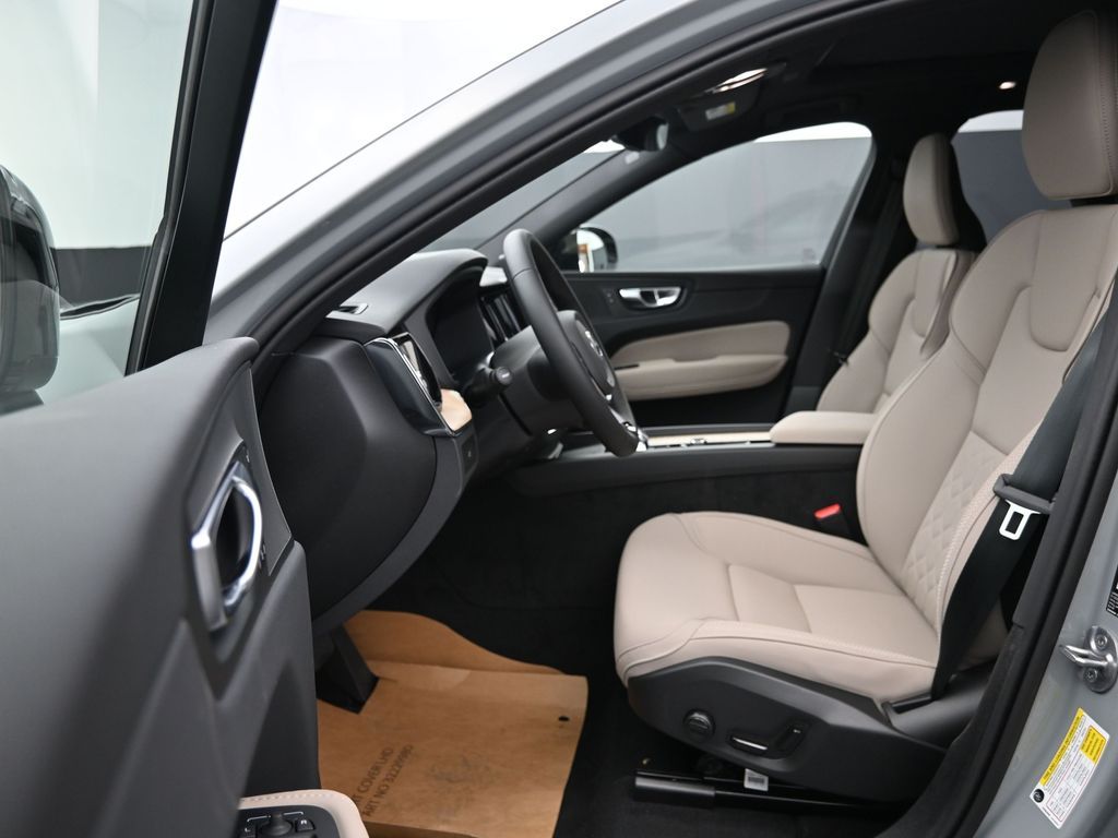 2026 Volvo XC60 Plus - Photo 11