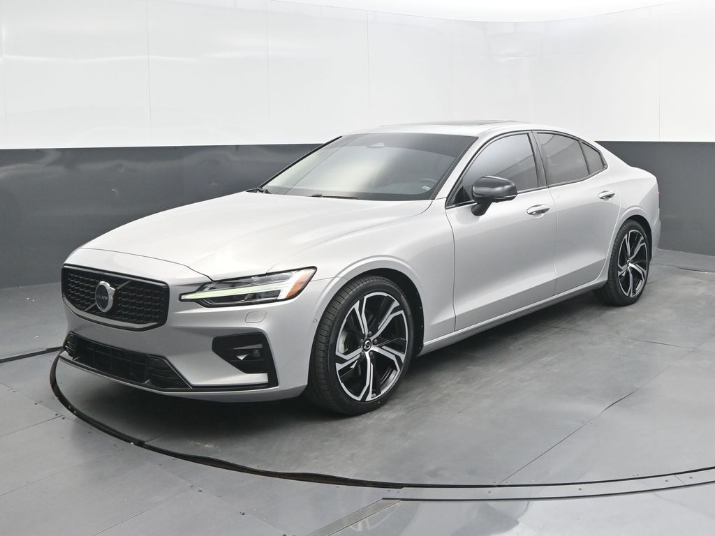 2024 Volvo S60 B5 Plus Dark Theme's photo