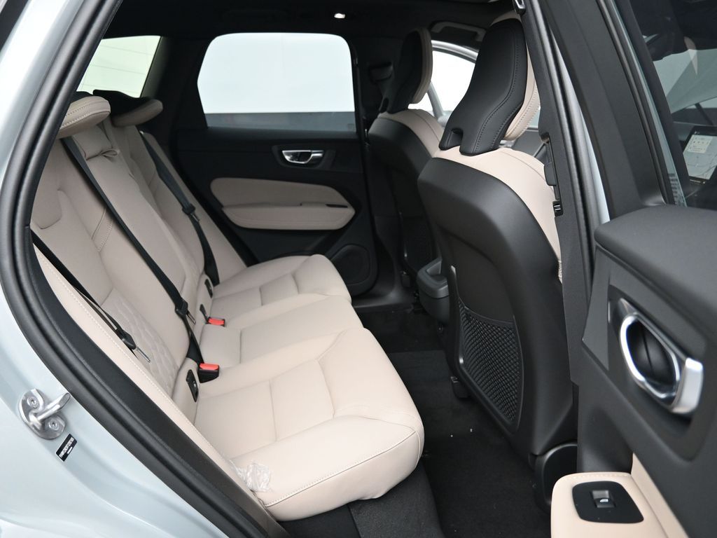 2026 Volvo XC60 Plus - Photo 16