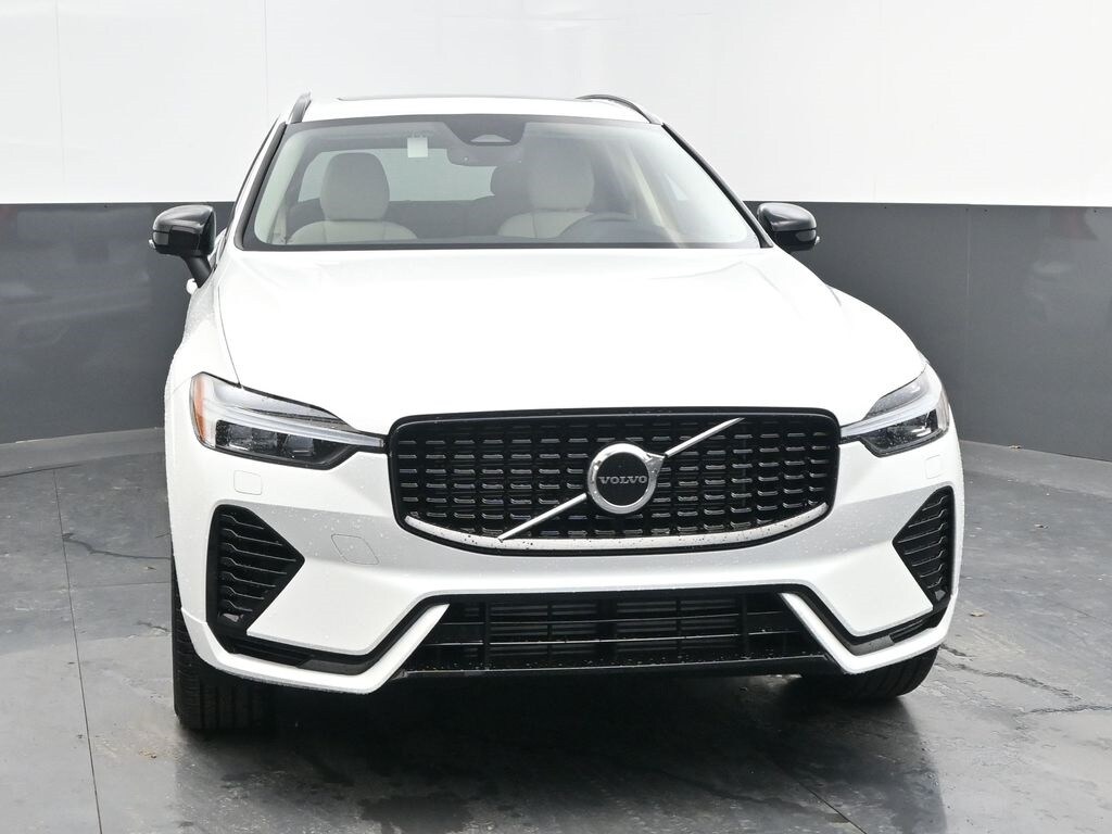 2025 Volvo XC60 Hybrid T8 Core photo 2