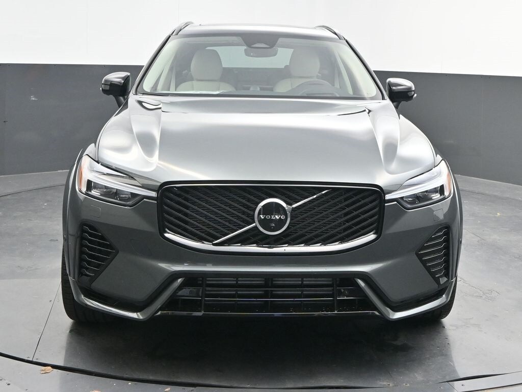 2026 Volvo XC60 Hybrid T8 photo 2