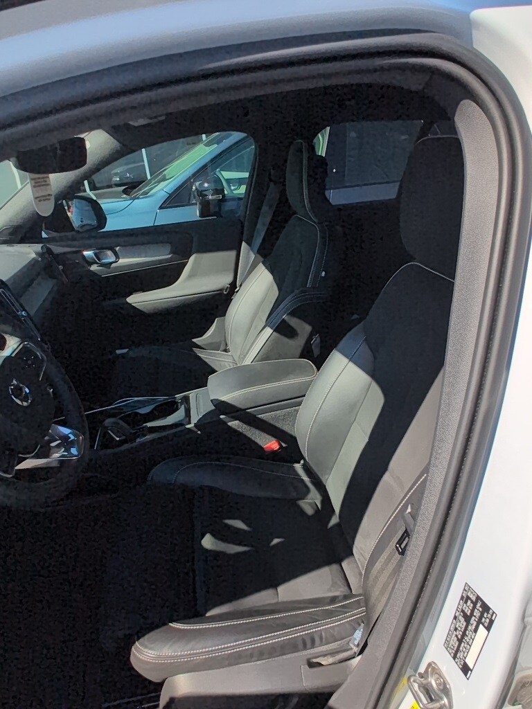 2022 Volvo XC40 Recharge P8 Ultimate photo 4