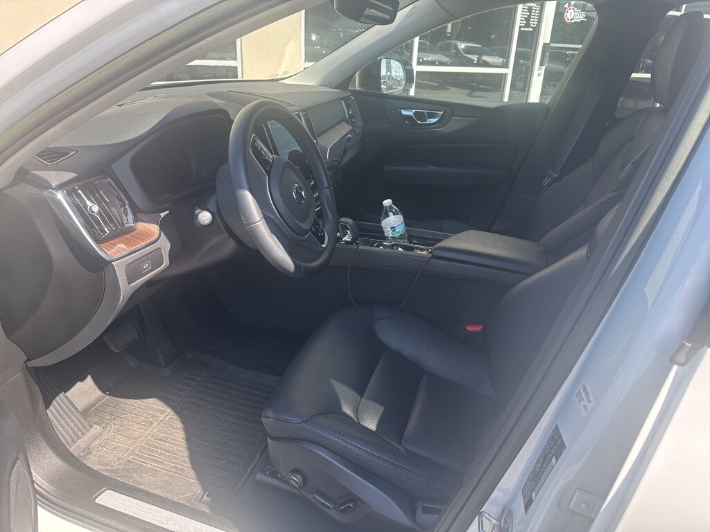 2023 Volvo XC60 B5 Plus photo 2