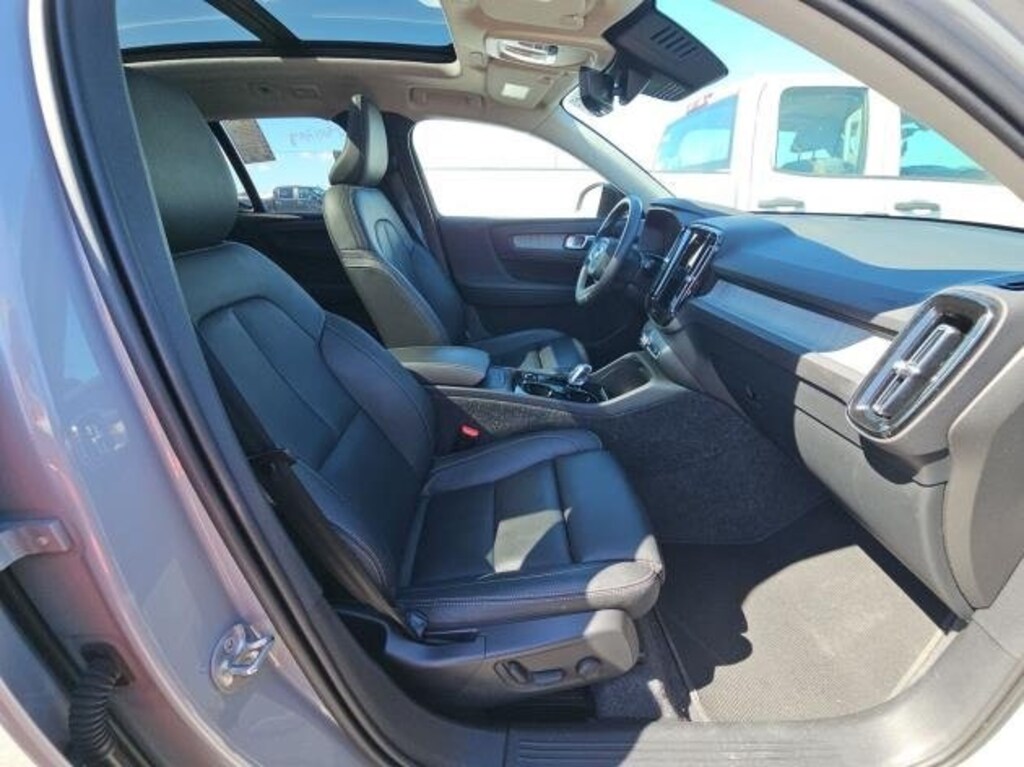 Certified 2025 Volvo XC40 B5 Plus Dark Theme SUV