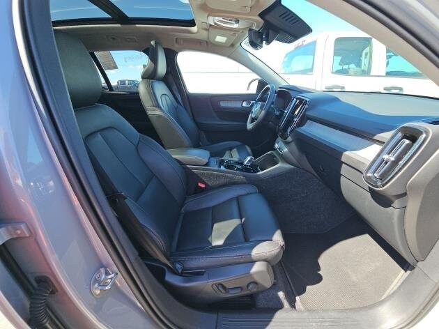 2025 Volvo XC40 Plus photo 3