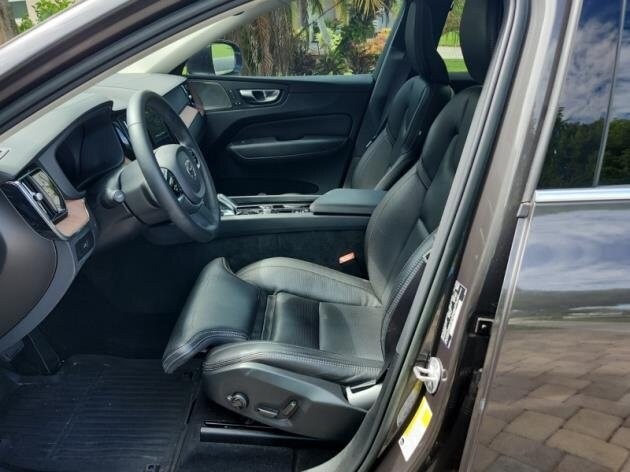 2023 Volvo XC60 B5 Ultimate photo 2