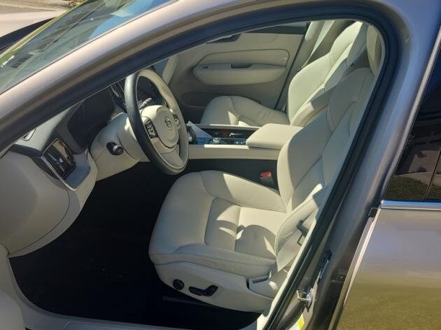 2023 Volvo XC60 B5 Plus photo 2