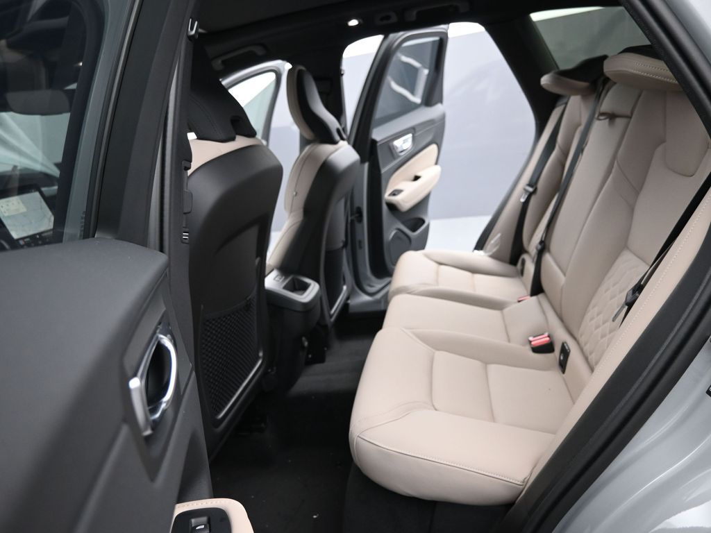 2026 Volvo XC60 Plus - Photo 20