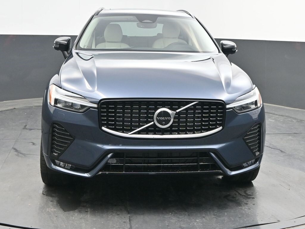 2025 Volvo XC60 B5 Plus photo 2