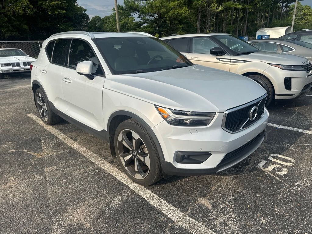 Used 2022 Volvo XC40 Momentum SUV