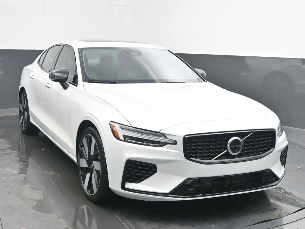 2024 Volvo S60 Plus's photo