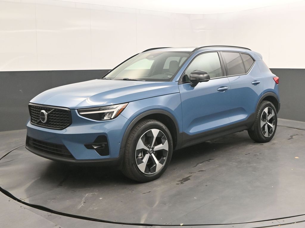 2023 Volvo XC40 B5 Plus Dark AWD's photo