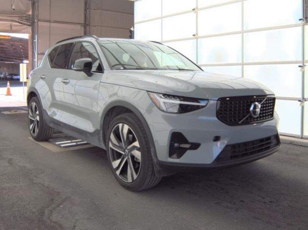 Certified 2025 Volvo XC40 B5 Plus Dark Theme SUV