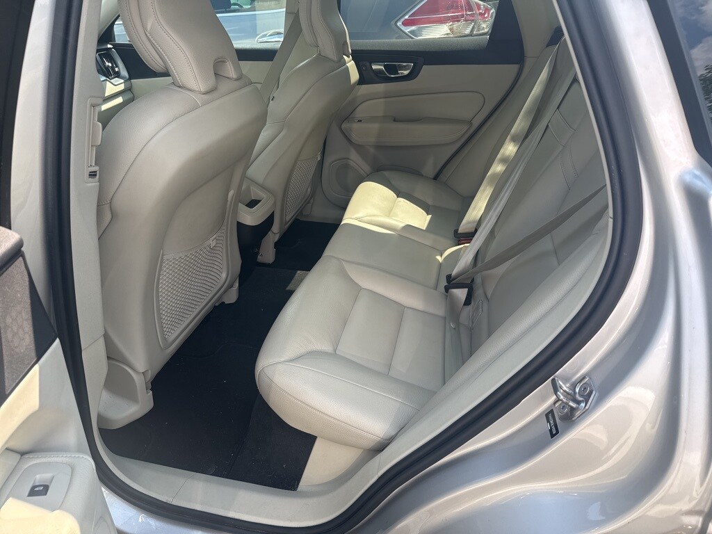 2020 Volvo XC60 T6 Momentum photo 2