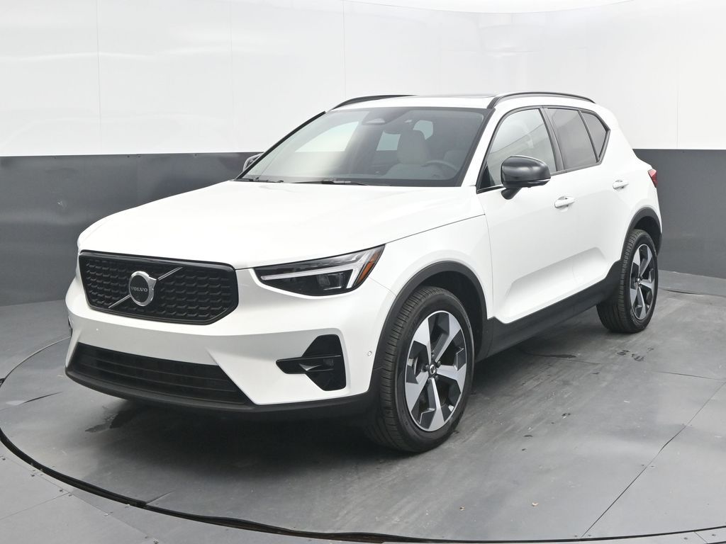 2026 Volvo XC40 B5 Plus Dark AWD's photo