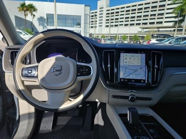 2023 Volvo XC60 B5 Plus photo 2