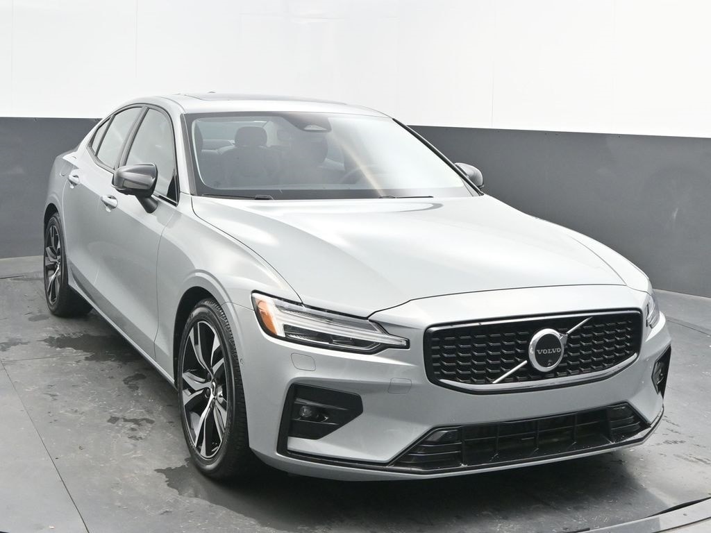 2025 Volvo S60 Plus's photo