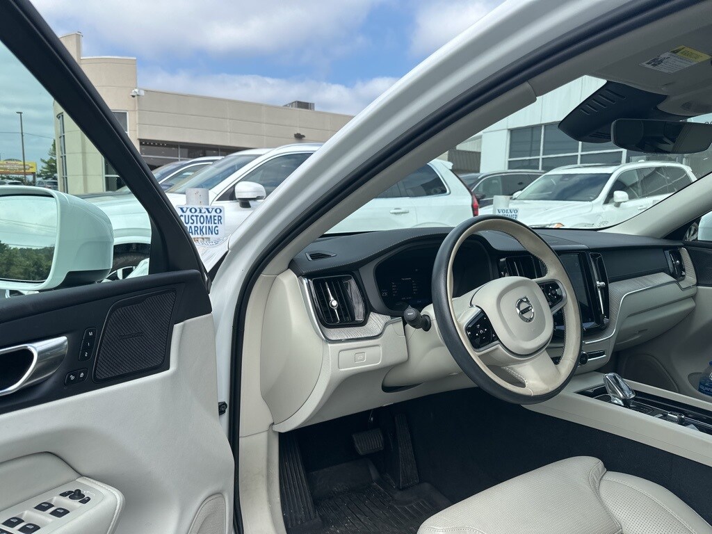 2023 Volvo XC60 B5 Ultimate photo 3