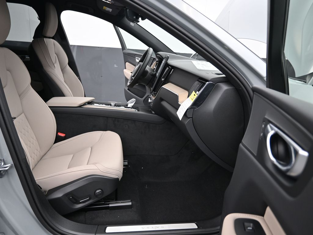 2026 Volvo XC60 Plus - Photo 14