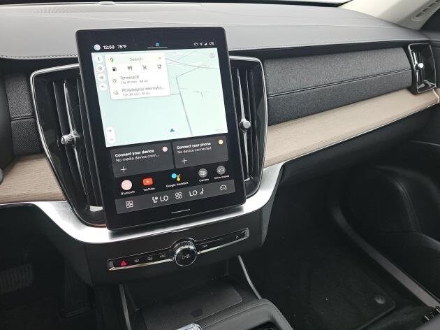 2025 Volvo XC90 B5 Plus photo 3