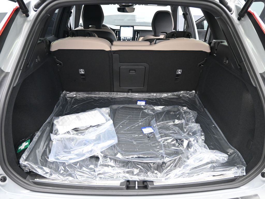 2026 Volvo XC60 Plus - Photo 18