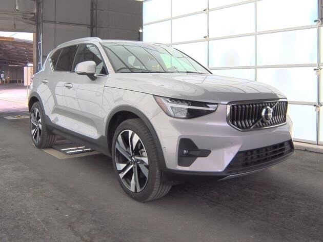 2025 Volvo XC40 Plus photo 2