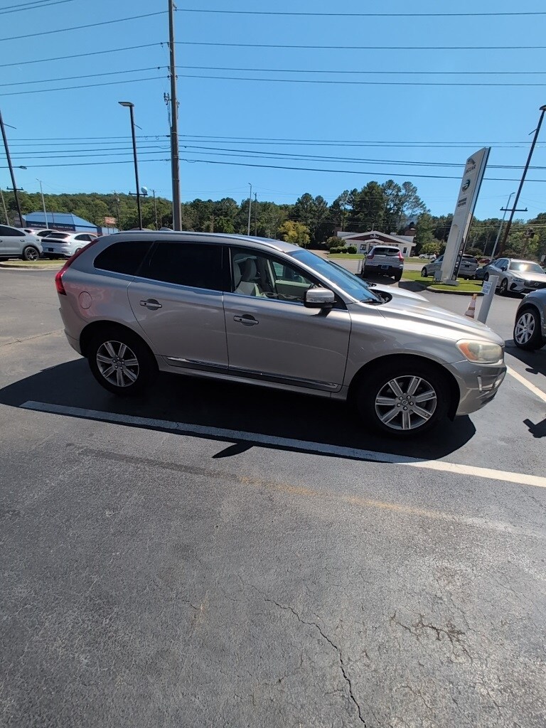 2016 Volvo XC60 T6 Drive-E photo 3