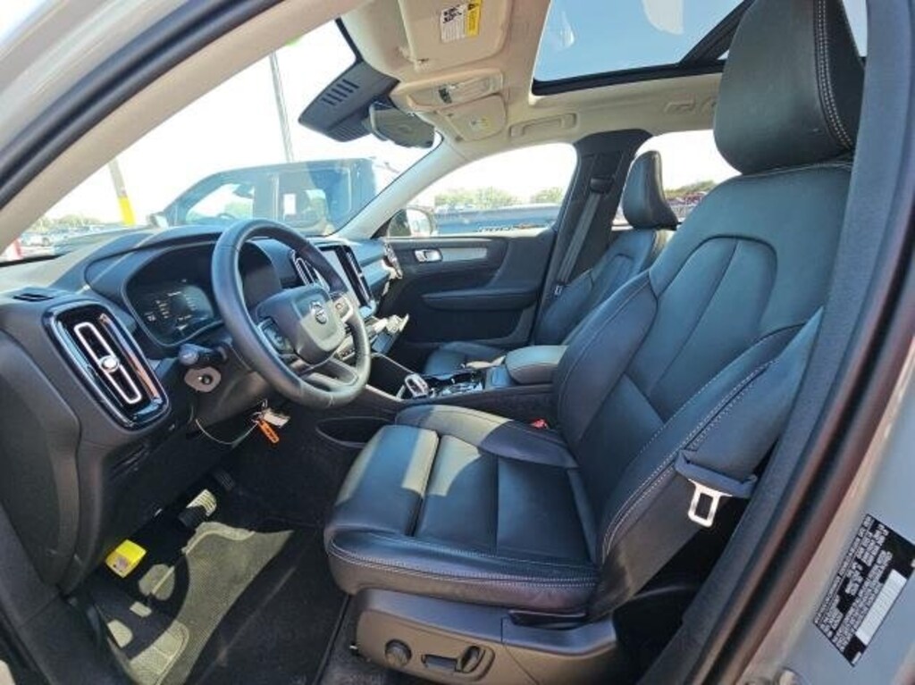 Certified 2025 Volvo XC40 B5 Plus Dark Theme SUV
