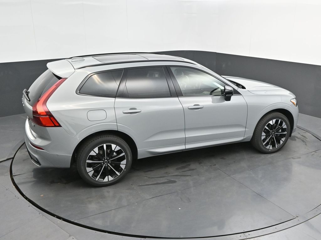 2026 Volvo XC60 Plus | CarEdge | CarEdge