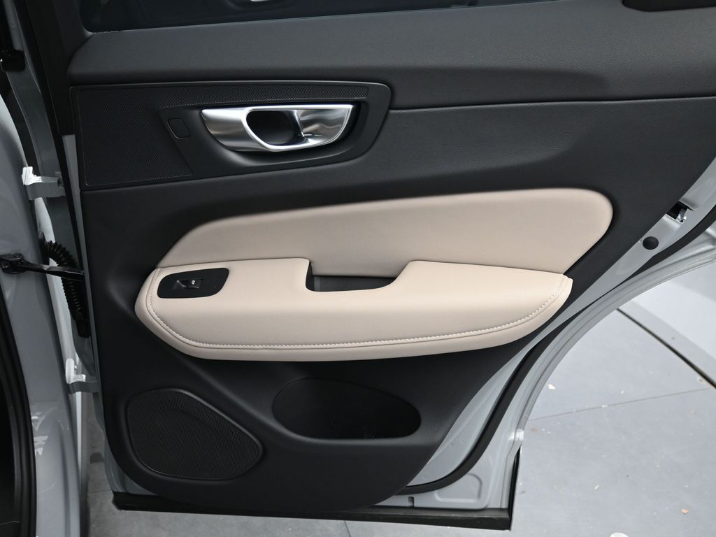 2026 Volvo XC60 Plus - Photo 15