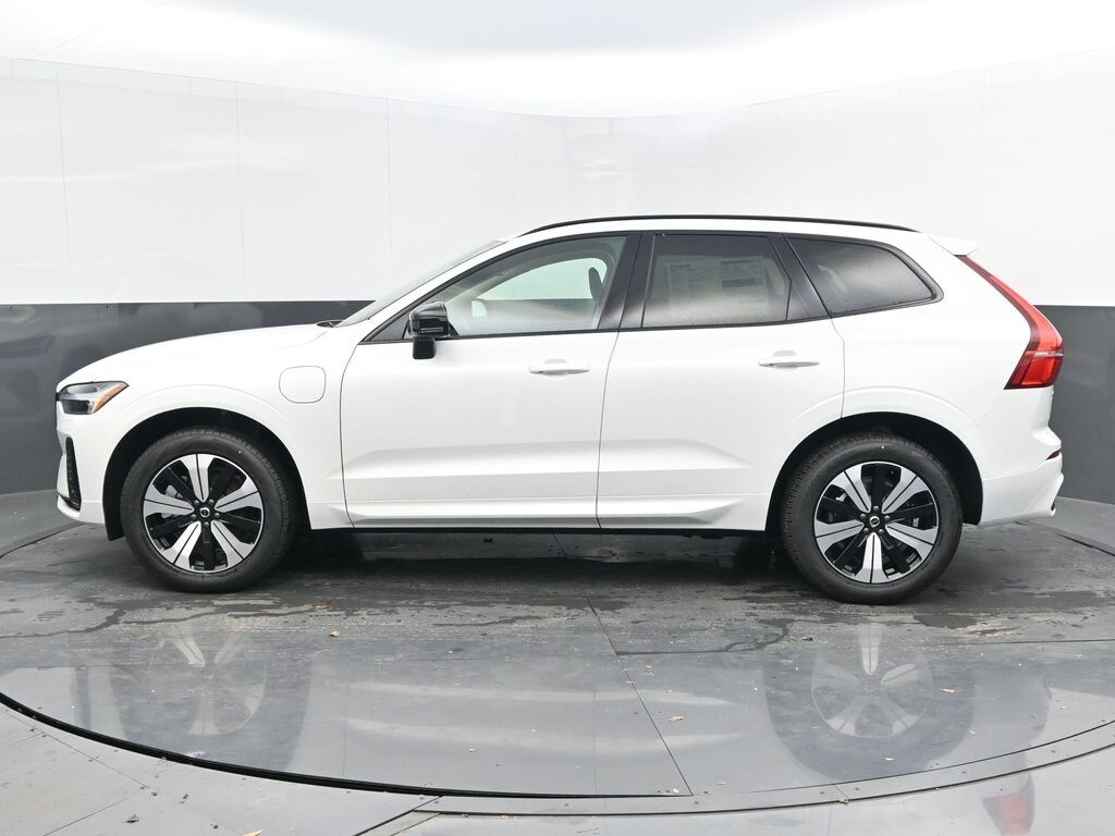 2025 Volvo XC60 Hybrid T8 Core photo 4